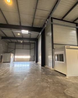 Aménagement intérieur bâtiment industriel Newloc à Carquefou (44), Loire-Atlantique, Pays de la Loire - Conception et réalisation Espace Engineering Fayat, contractant général et maître d'œuvre