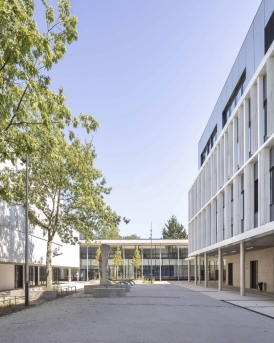 Extérieur du lycée Henri Sellier