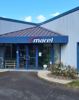 Entrée bâtiment industriel et de bureaux JBT Marel avant réhabilitation à Baud, Morbihan (56), Bretagne - conception et réalisation Espace Engineering Fayat, contractant général et maître d'oeuvre