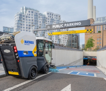 La Ravo R1 qui pénètre dans un parking grâce à sa faible hauteur.