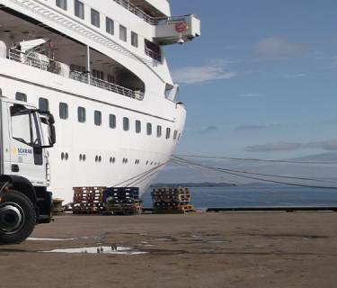 M6 truck-mounted sweeper.