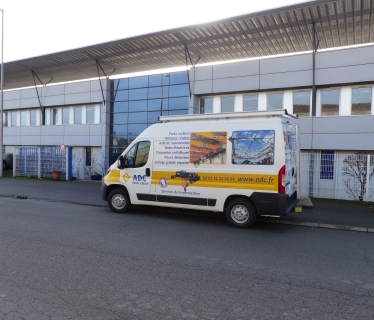 Véhicule ADC garé devant ADC Parthenay