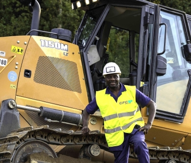 Apprenti devant engin