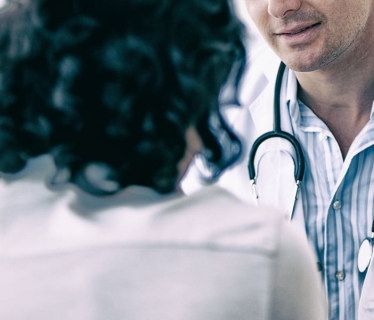 médecin en consultation avec une patiente