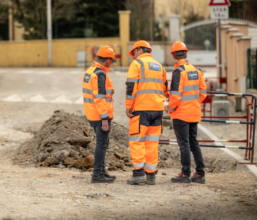 3 hommes moulin regardant le chantier