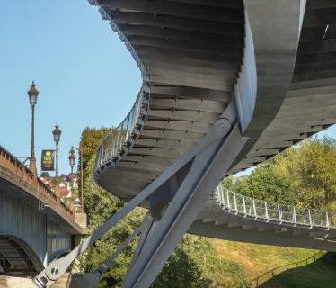 Vu du dessous de la passerelle limay