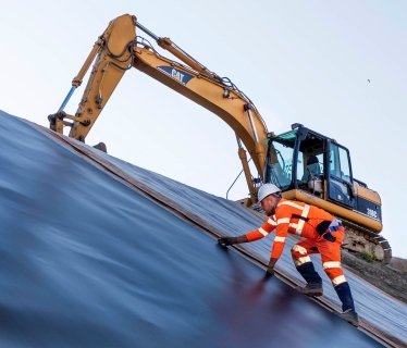 Homme engins et géotextile geobio