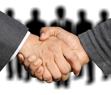 Poignée de main partenaires