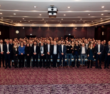 Convention Fayat Metal photo de groupe dans une salle