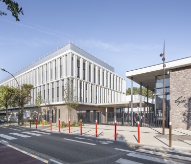 Vue extérieure depuis la rue sur le lycée