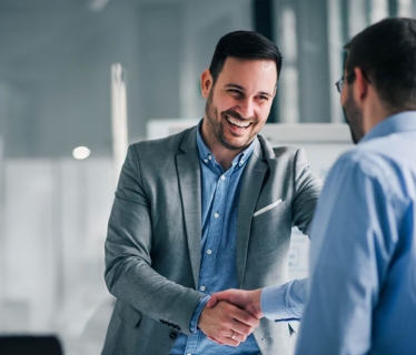 commercial qui serre la main d'un client