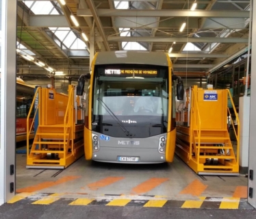 Bus entouré d'une table élévatrice