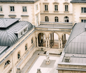 Vue de haut de la cour du Collège de France
