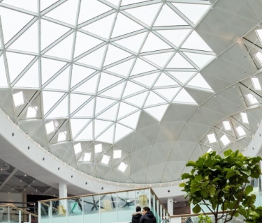 Charpente métallique blanche vu de l'intérieur