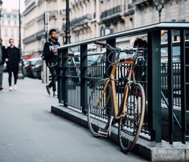 vélo appuyé sur une entrée de metro