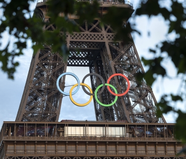 Anneaux Jeux Olympiques sur la tour eiffel réalisé par la société Viry Acml