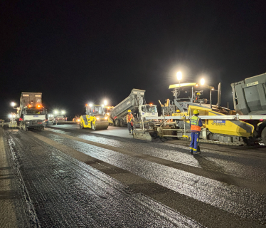 Vue nuit plusieurs engins aéroport