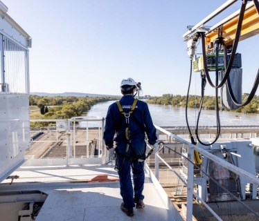 Homme avec ses EPI sur une grue