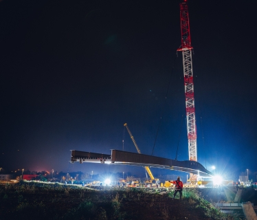Vue nuit passerelle suspendue la batie
