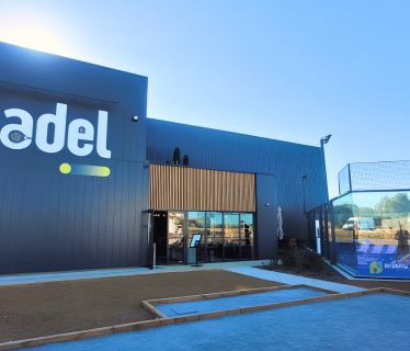 Construction d'un bâtiment de commerce/sport/loisirs dédié à la pratique du padel à Le Thou, Charente-Maritime (17), Nouvelle-Aquitaine - conception et réalisation Espace Engineering Fayat, contractant général et maître d'oeuvre