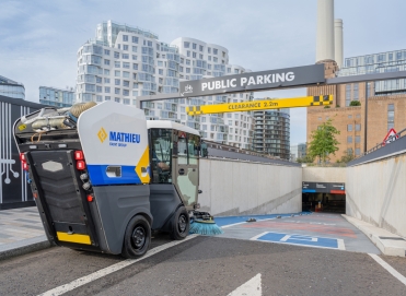 La Ravo R1 qui pénètre dans un parking grâce à sa faible hauteur.