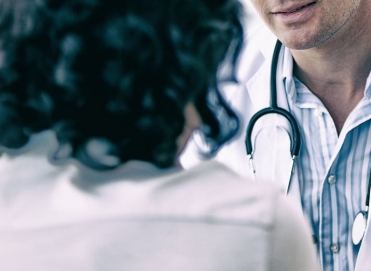 médecin en consultation avec une patiente