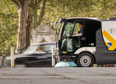 La balayeuse Ravo R2 en action dans les rues de Nancy