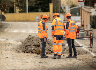 3 hommes moulin regardant le chantier