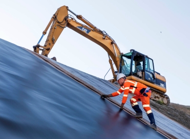 Homme engins et géotextile geobio