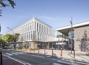 Vue extérieure depuis la rue sur le lycée