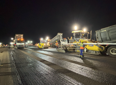 Vue nuit plusieurs engins aéroport