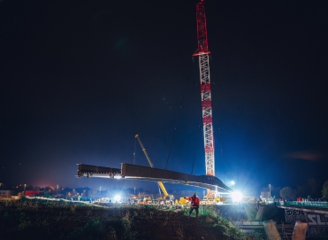 Vue nuit passerelle suspendue la batie