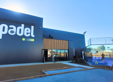 Construction d'un bâtiment de commerce/sport/loisirs dédié à la pratique du padel à Le Thou, Charente-Maritime (17), Nouvelle-Aquitaine - conception et réalisation Espace Engineering Fayat, contractant général et maître d'oeuvre