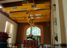 Pont roulant soulevant une charge