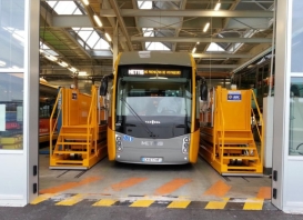 Bus entouré d'une table élévatrice