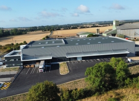 Construction d'une plateforme logistique Renault à Saint Jean d'Angély, Charente-Maritime (17), Nouvelle-Aquitaine - conception et réalisation Espace Engineering Fayat contractant général, maître d'œuvre et architecture