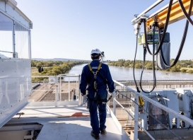 Homme avec ses EPI sur une grue