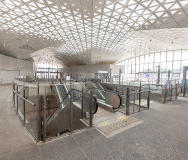 Intérieur gare Thiais-Orly avec plafond en voute et verre lumineux