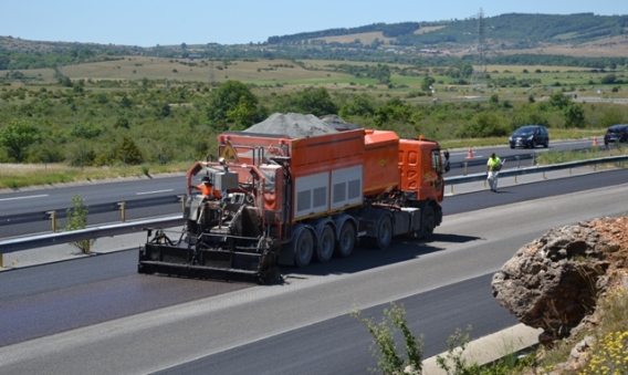 breining-novasealer-on-the-a75-highway-millau-france.jpg