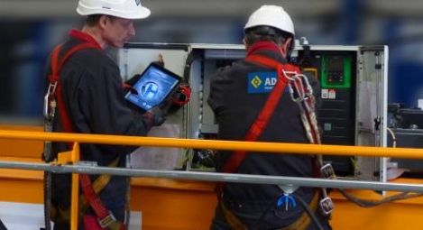 Technicien maintenance sur un pont roulant ADC