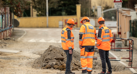3 hommes moulin regardant le chantier