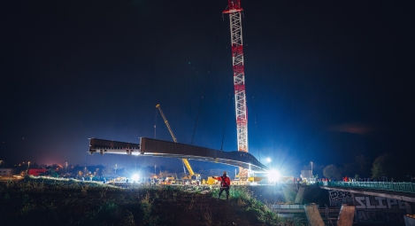 Vue nuit passerelle suspendue la batie