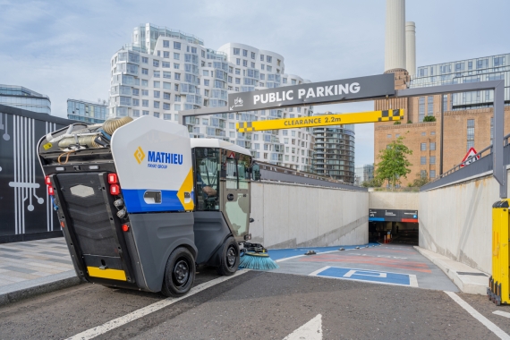 La Ravo R1 qui pénètre dans un parking grâce à sa faible hauteur.