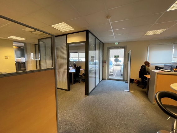 Réhabilitation partie bureaux bâtiment industriel JBT Marel à Baud, Morbihan (56), Bretagne- conception et réalisation Espace Engineering Fayat, contractant général et maître d'oeuvre