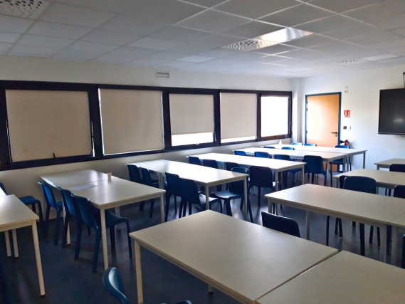 Salle de classe avant rénovation bâtiment d'enseignement AFTEC à Rennes, Ille-et-Vilaine (35), Bretagne - conception et réalisation Espace Engineering Fayat, contractant général et maître d'oeuvre