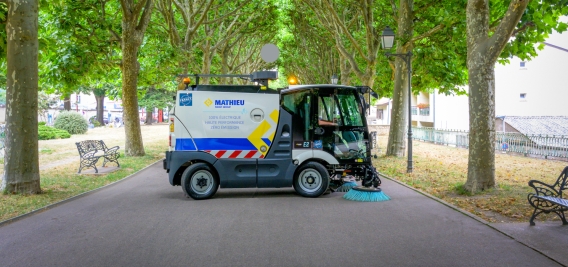 Balayeuse compacte électrique Ravo E2 à la pépinière de Nancy