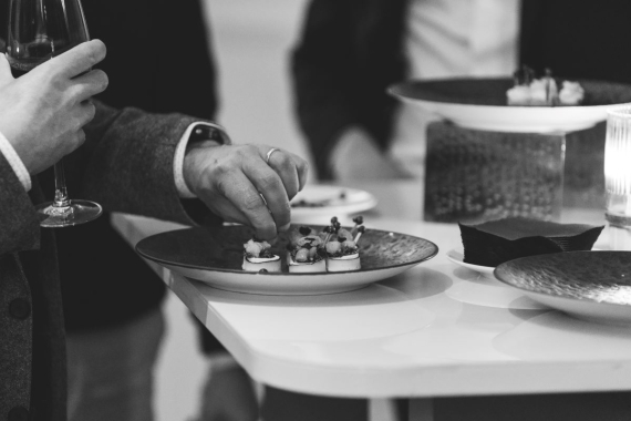 Personne prenant un amuse-bouche dans une assiette