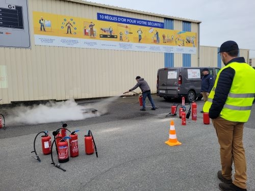 Homme en train de montrer comment éteindre un feu