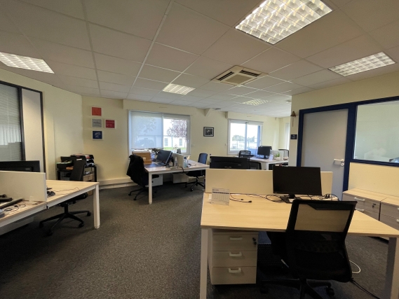 Réhabilitation partie bureaux bâtiment industriel JBT Marel à Baud, Morbihan (56), Bretagne- conception et réalisation Espace Engineering Fayat, contractant général et maître d'oeuvre
