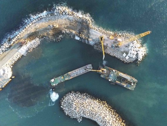 RAZEL-BEC _ digue du port Argele.jpg